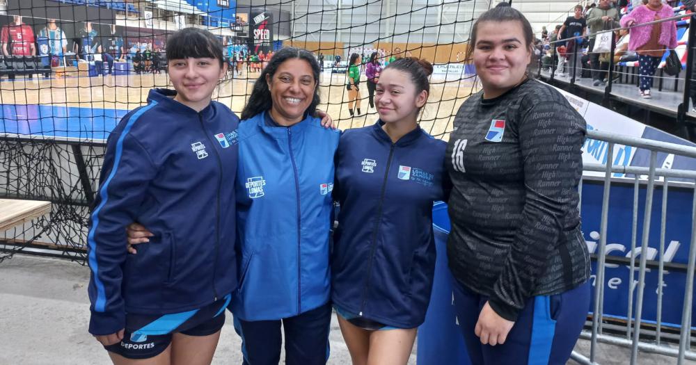 Las tres chicas de Lomas de la Selección junto a la coordinadora Susana Vence