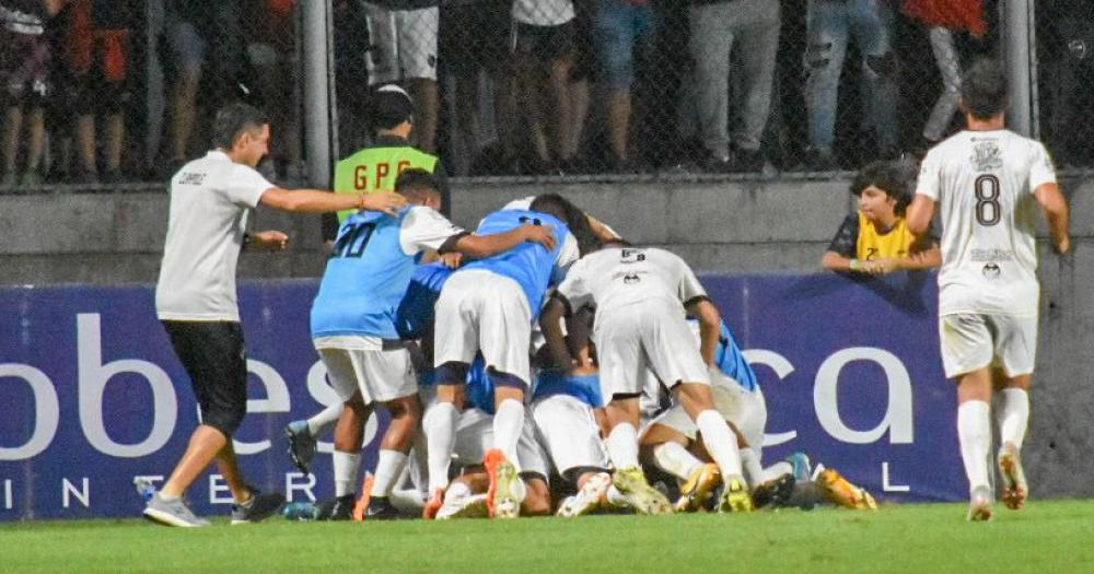 Claypole dio el golpe y eliminoacute a Newells por la Copa Argentina