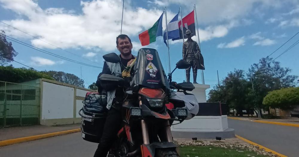 Emilio recorrió América en su moto y naufragó cuando regresaba a Argentina