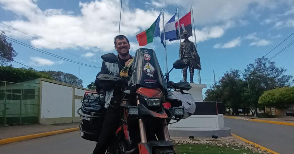 Emilio recorrió América en su moto y naufragó cuando regresaba a Argentina