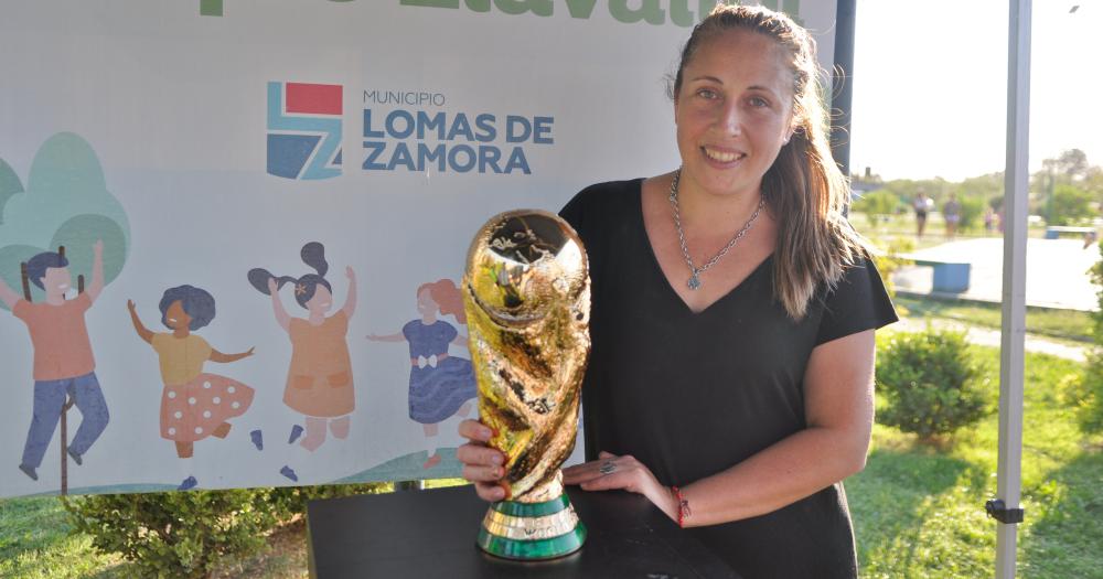 Eliana Pantano creadora de la réplica de la Copa del Mundo