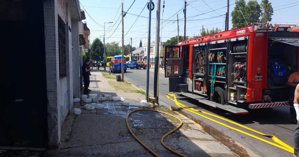 Un incendio por una reaccioacuten quiacutemica causoacute importantes dantildeos en Lomas