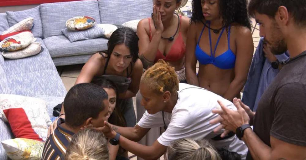 Los jugadores contienen a Bruno Gaga