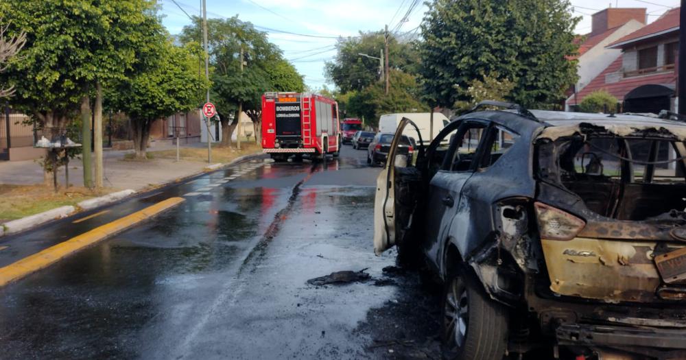 El auto quedó destruido por el incendio