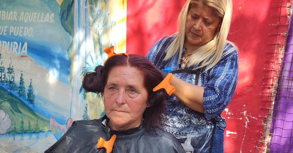 Realizaron una jornada de peluqueriacutea en un merendero de Centenario