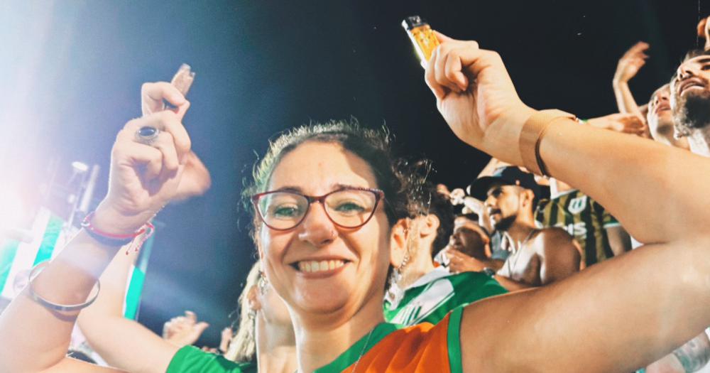 Zahira muestra orgullosa el palo santo tras la victoria de Banfield ante Boca