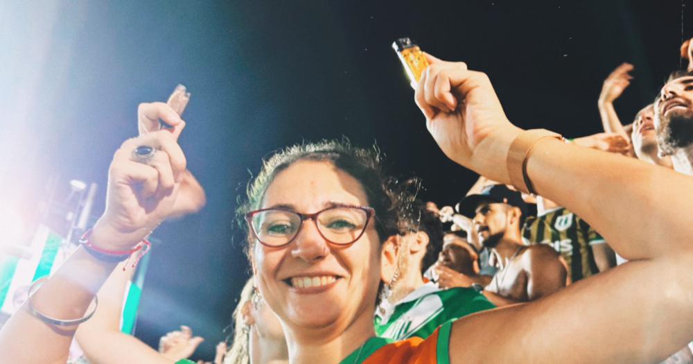 Zahira muestra orgullosa el palo santo tras la victoria de Banfield ante Boca