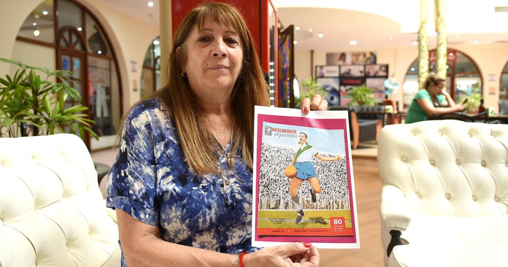 Dolores sostiene un recorte de su padre Gustavo brilló en Banfield y es el goleador histórico
