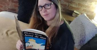 Alejandra les lee cuentos a los ms jóvenes por pasión