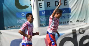 Maidana festeja su obra de tiro libre