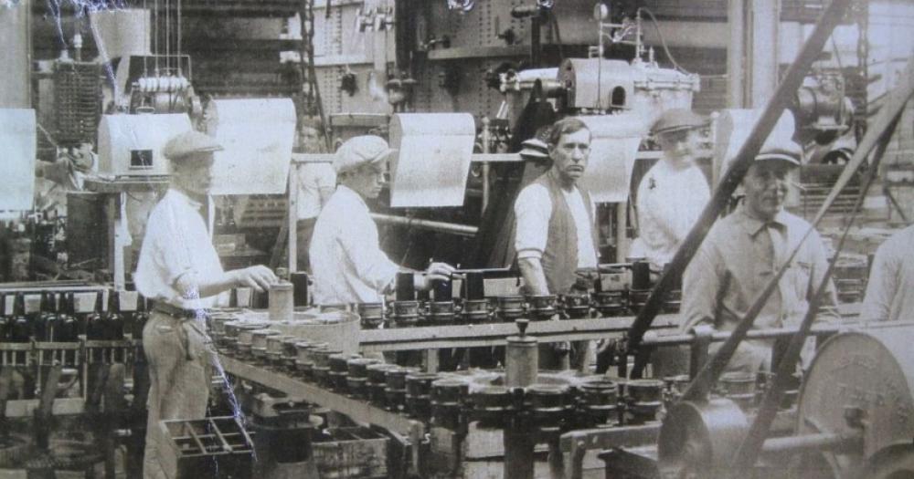 Los trabajadores de la cervecería Biekert en pleno envasado