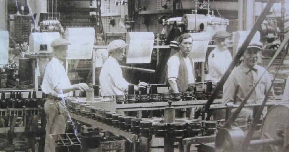 Los trabajadores de la cervecería Biekert en pleno envasado