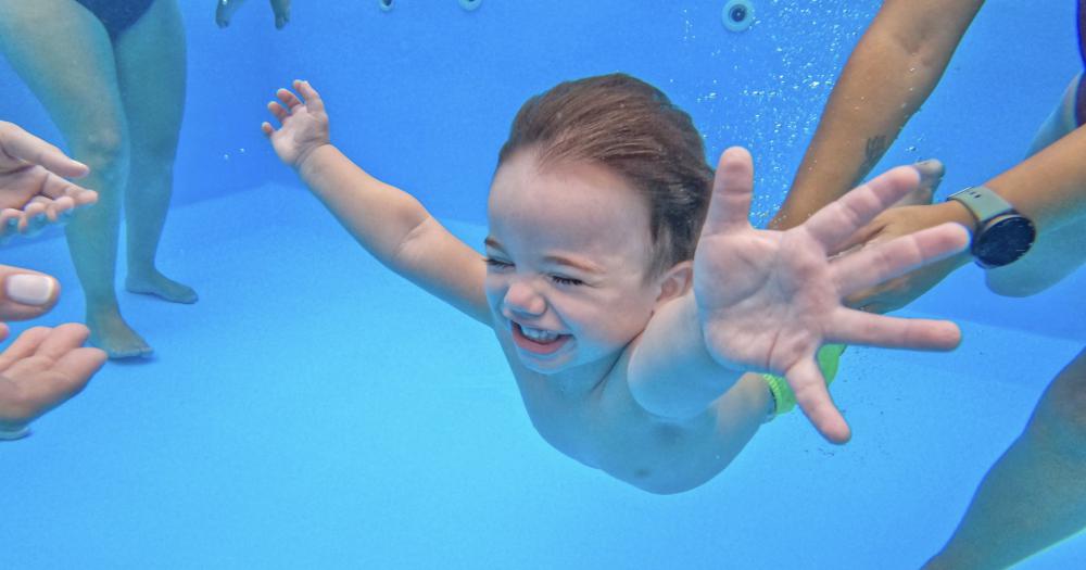Los bebés tienen sus primeros contactos con el agua
