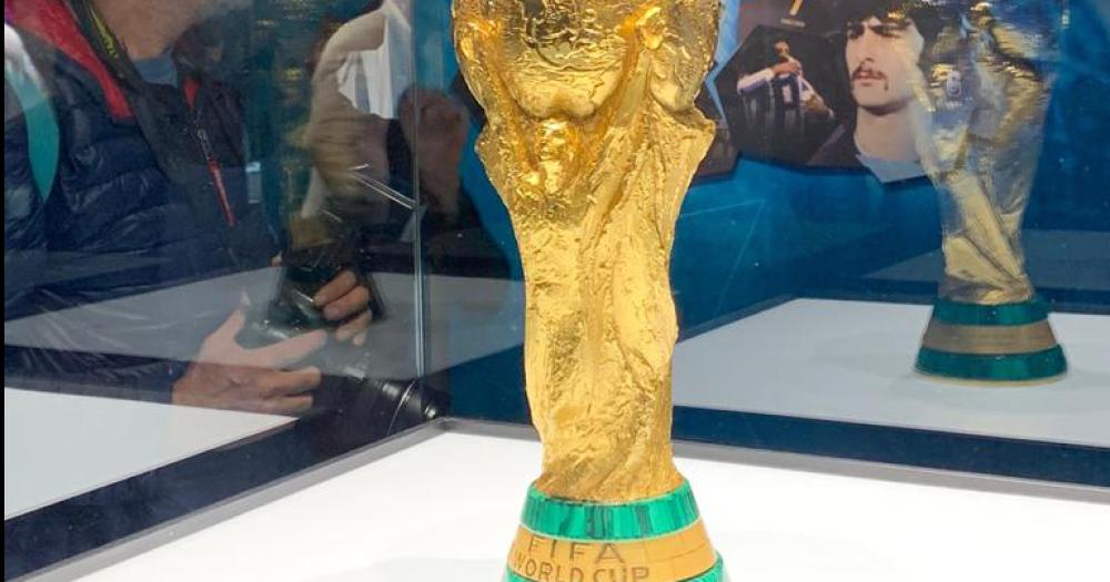 La copa del mundo est disponible para que los presentes puedan sacarse fotos