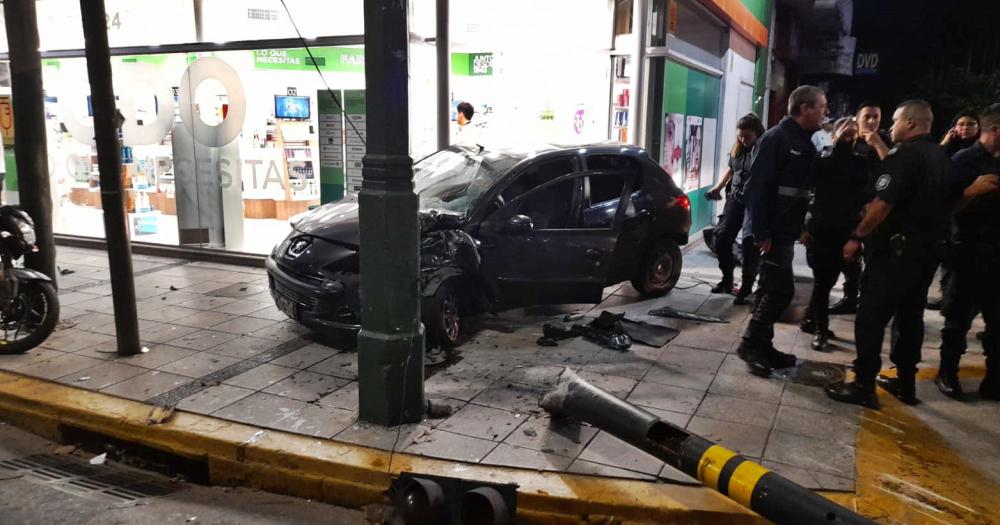 El auto se incrustó en una farmacia de Hipólito Yrigoyen y Las Heras