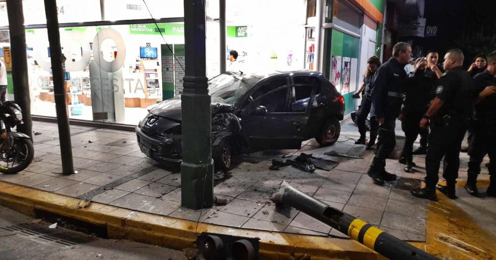 El auto se incrustó en una farmacia de Hipólito Yrigoyen y Las Heras