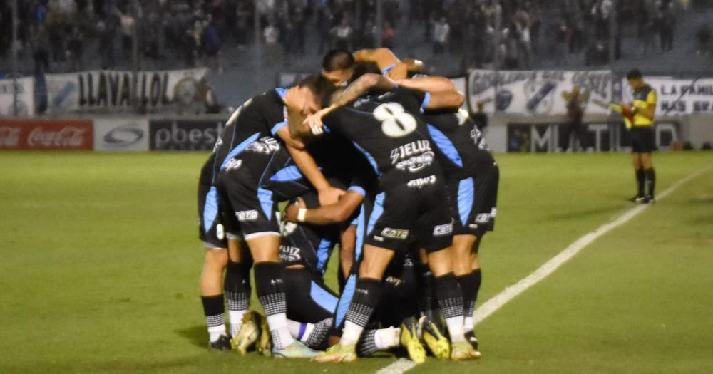 Todos abrazando a Luis López autor del gol