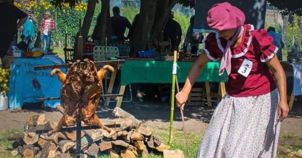 Asadoras Argentinas cocinar para 500 personas en un evento solidario