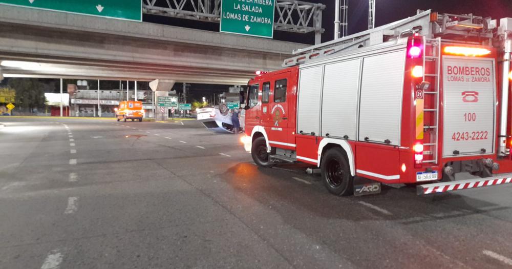 Choque y vuelco en la rotonda del Puente La Noria- el conductor fue hospitalizado