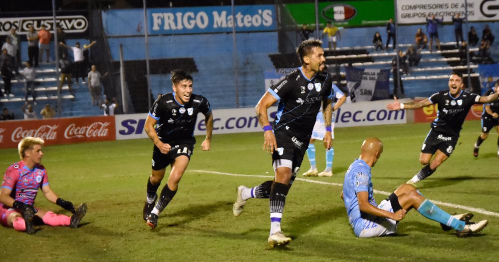 López festeja su gol 60 en el Gasolero
