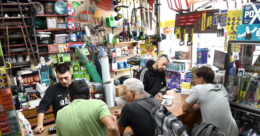 Maacutes de 40 antildeos en Lomas- tres generaciones de ferreteros