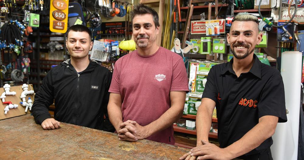 Maacutes de 40 antildeos en Lomas- tres generaciones de ferreteros