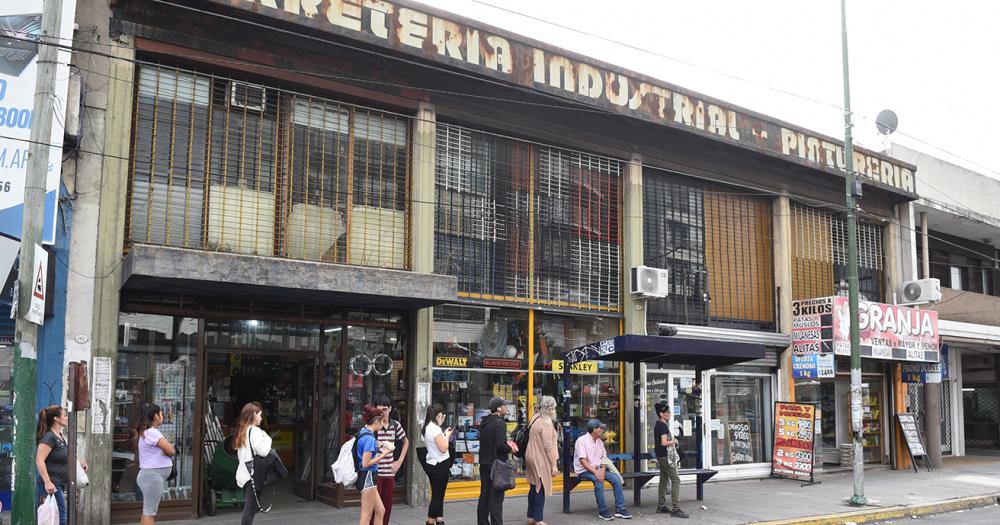 Maacutes de 40 antildeos en Lomas- tres generaciones de ferreteros
