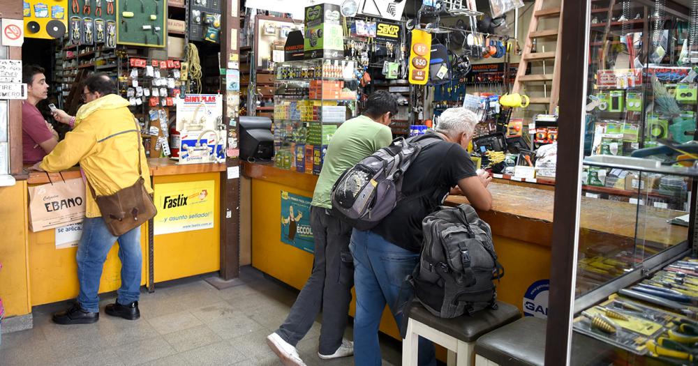 Maacutes de 40 antildeos en Lomas- tres generaciones de ferreteros
