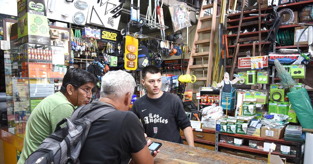Maacutes de 40 antildeos en Lomas- tres generaciones de ferreteros
