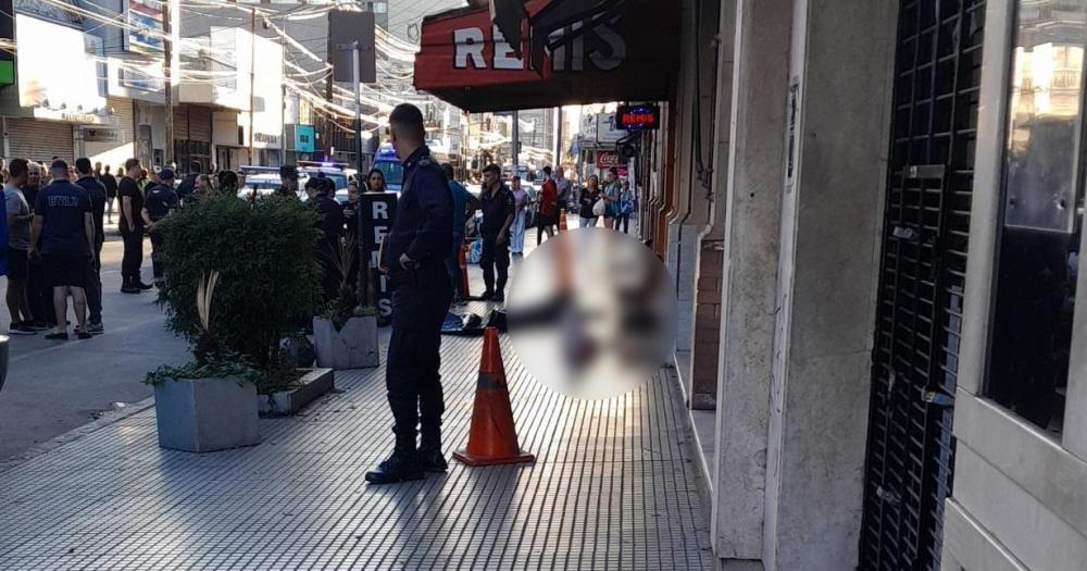 La víctima recibió una puñalada en el cuello en pleno centro de Banfield