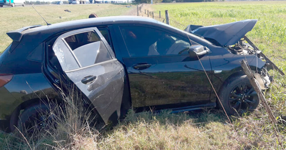 Así quedó el auto de la mujer lomense tras el choque