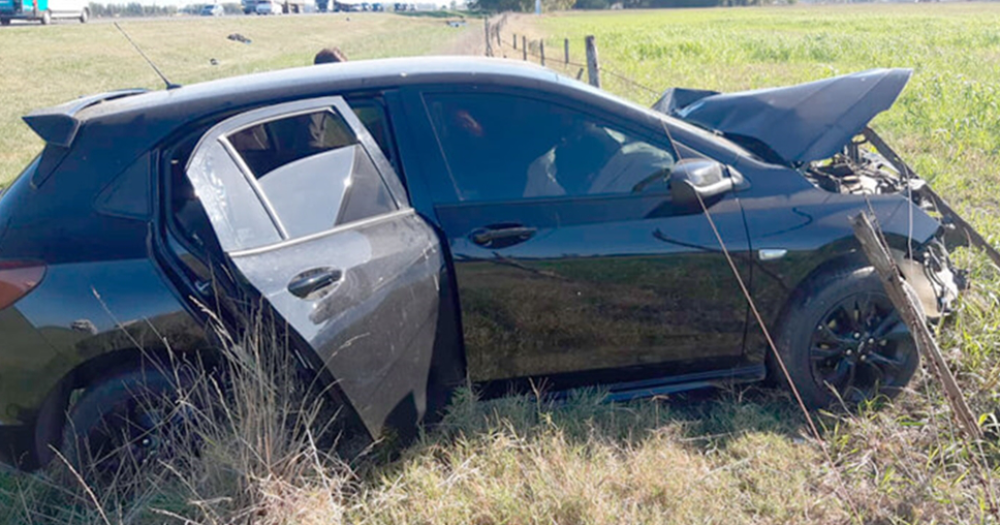 Así quedó el auto de la mujer lomense tras el choque