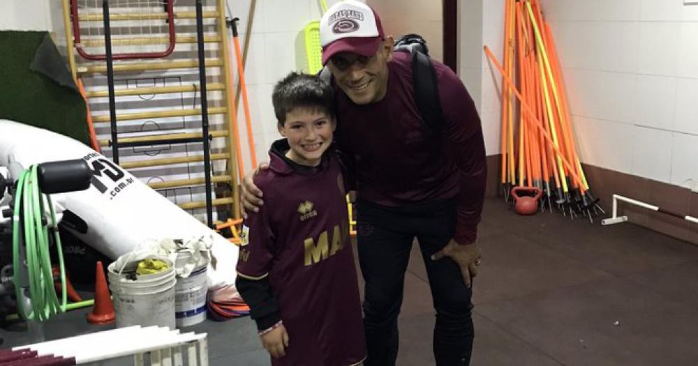 José Sand junto al nene que le regaló la camiseta