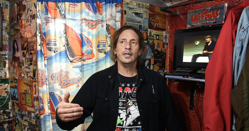 Tiene un local de ropa vintage hace 25 antildeos y asegura que sus prendas traen suerte