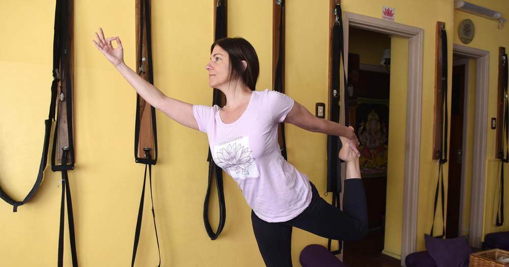 Yoga con columpio- una disciplina que crece en Lomas 