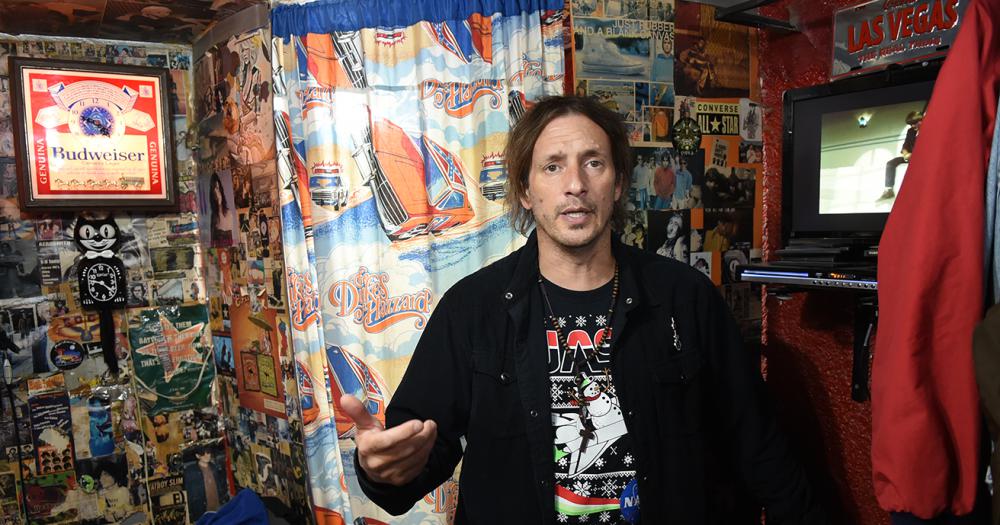 Tiene un local de ropa vintage hace 25 antildeos y asegura que sus prendas traen suerte
