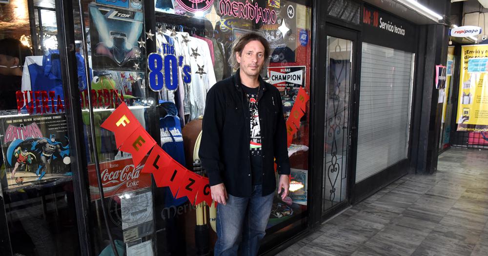 Tiene un local de ropa vintage hace 25 antildeos y asegura que sus prendas traen suerte