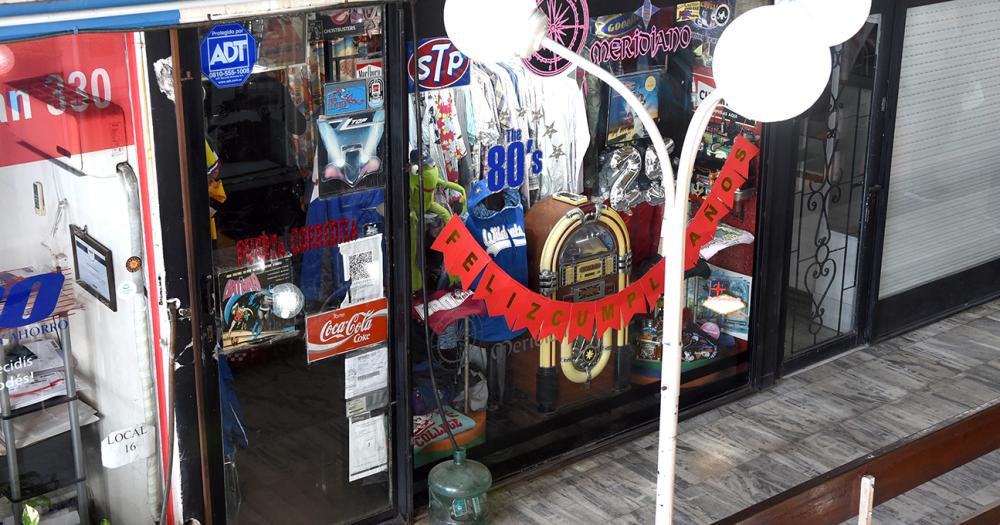 Tiene un local de ropa vintage hace 25 antildeos y asegura que sus prendas traen suerte