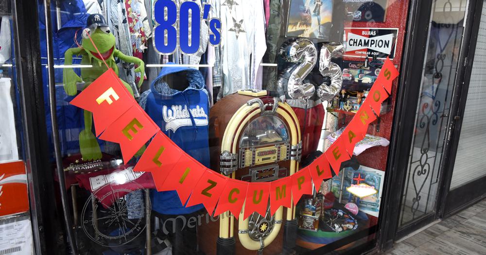 Tiene un local de ropa vintage hace 25 antildeos y asegura que sus prendas traen suerte