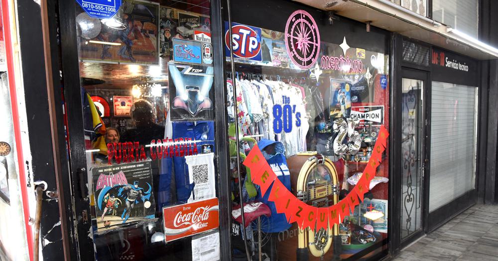 Tiene un local de ropa vintage hace 25 antildeos y asegura que sus prendas traen suerte