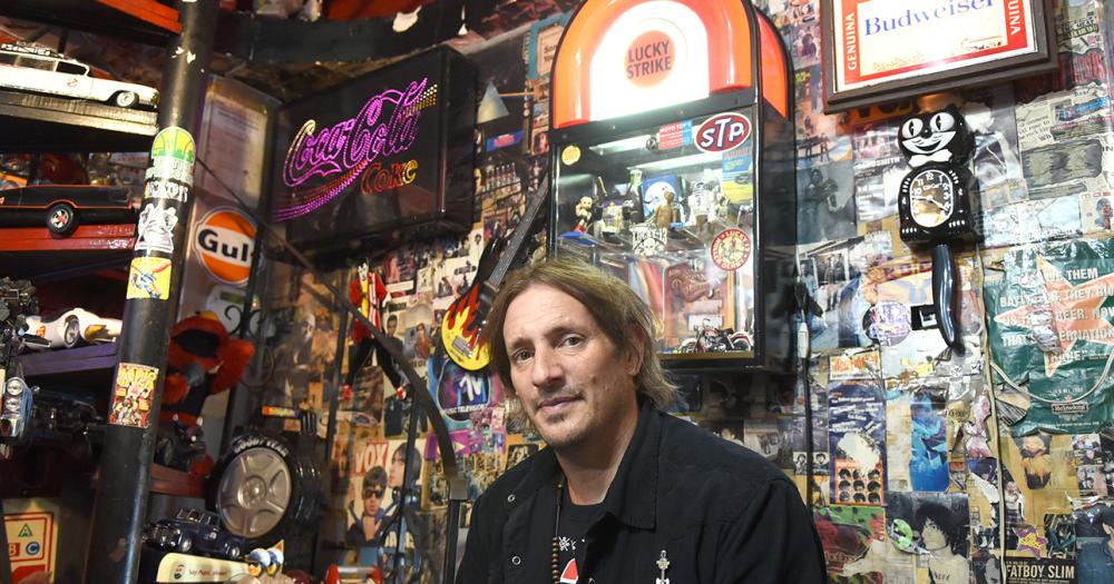 Tiene un local de ropa vintage hace 25 antildeos y asegura que sus prendas traen suerte