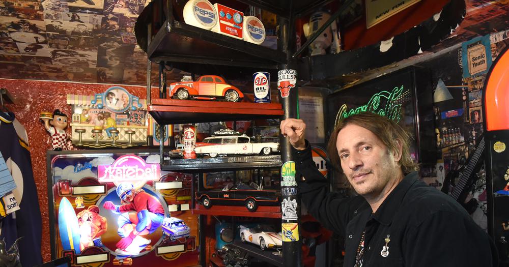 Tiene un local de ropa vintage hace 25 antildeos y asegura que sus prendas traen suerte