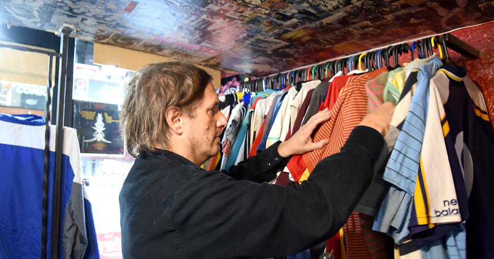 Tiene un local de ropa vintage hace 25 antildeos y asegura que sus prendas traen suerte