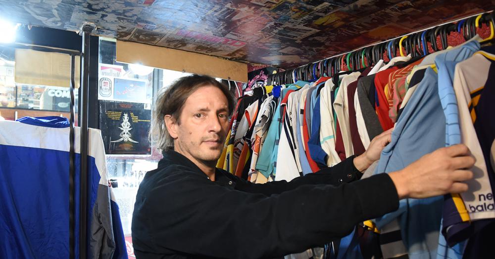 Tiene un local de ropa vintage hace 25 antildeos y asegura que sus prendas traen suerte