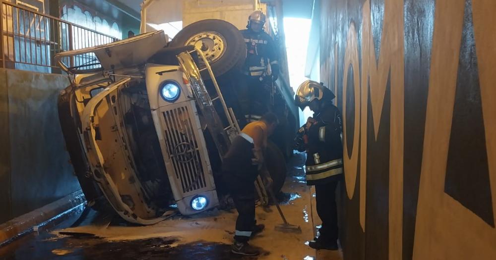 El camión volcó dentro del túnel y el tr�nsito quedó bloqueado