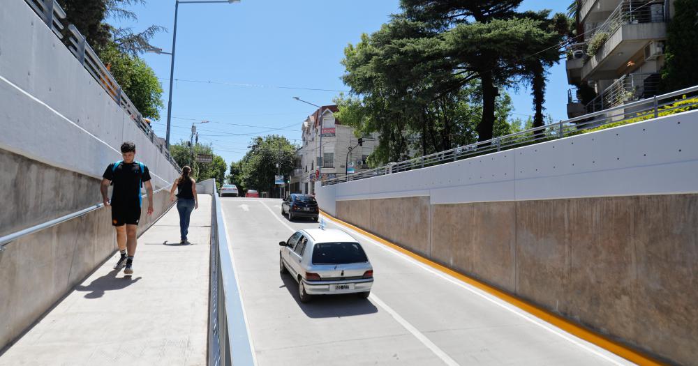 Vehículos y peatones utilizan el cruce de Rincón-Vieytes