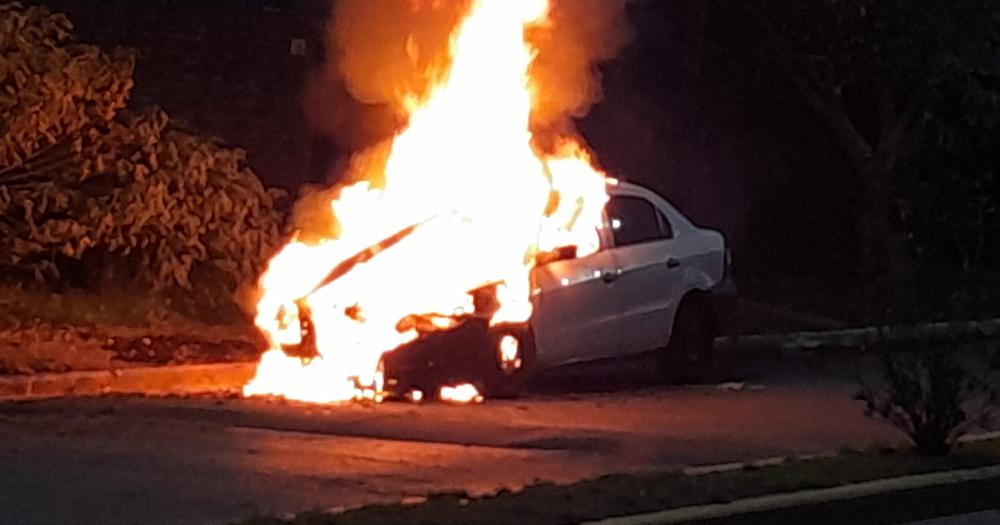 El auto se incendió este lunes por la mañana en Villa Centenario