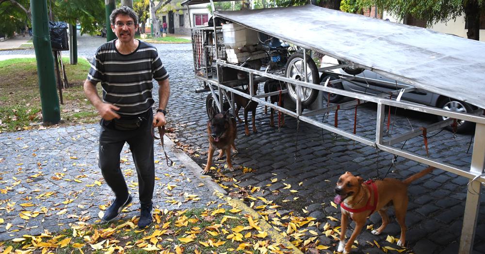La nave correcaninos el invento lomense para pasear perros