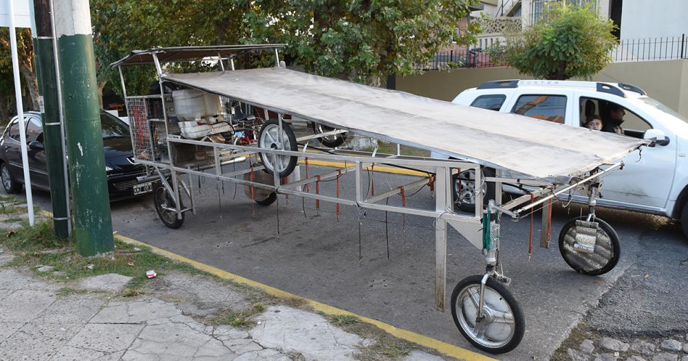 La nave correcaninos el invento lomense para pasear perros