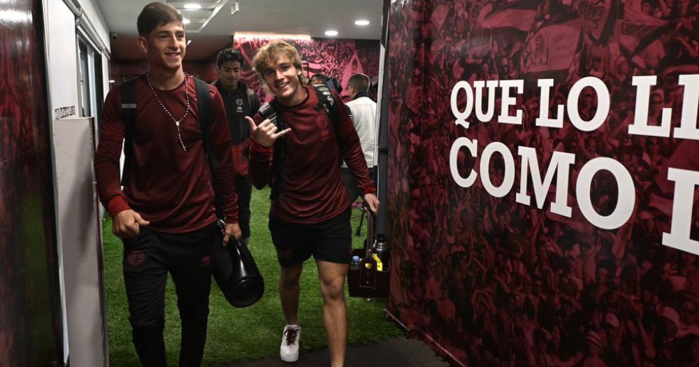 De la Vega junto a Belmonte autor del gol